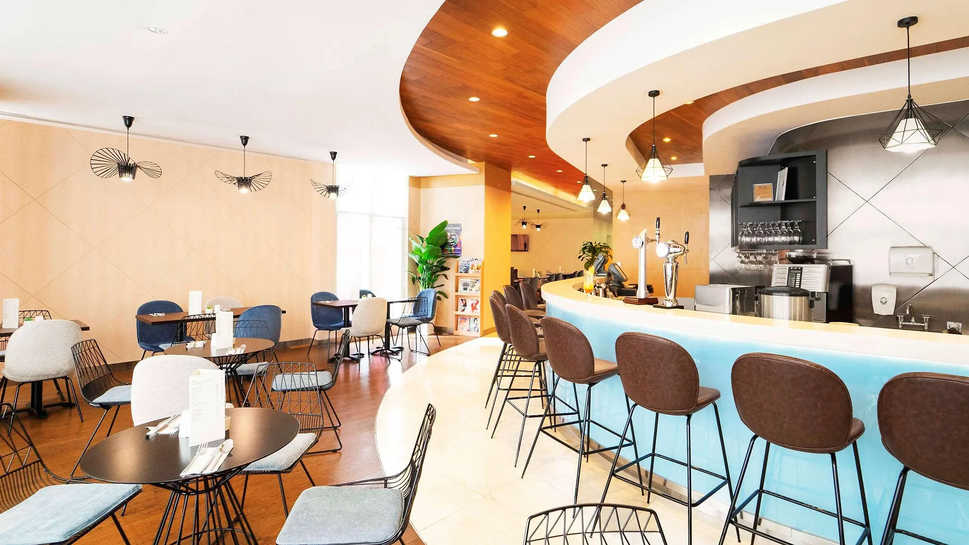 Ibis Hong Kong Central & Sheung Wan 3*,  China