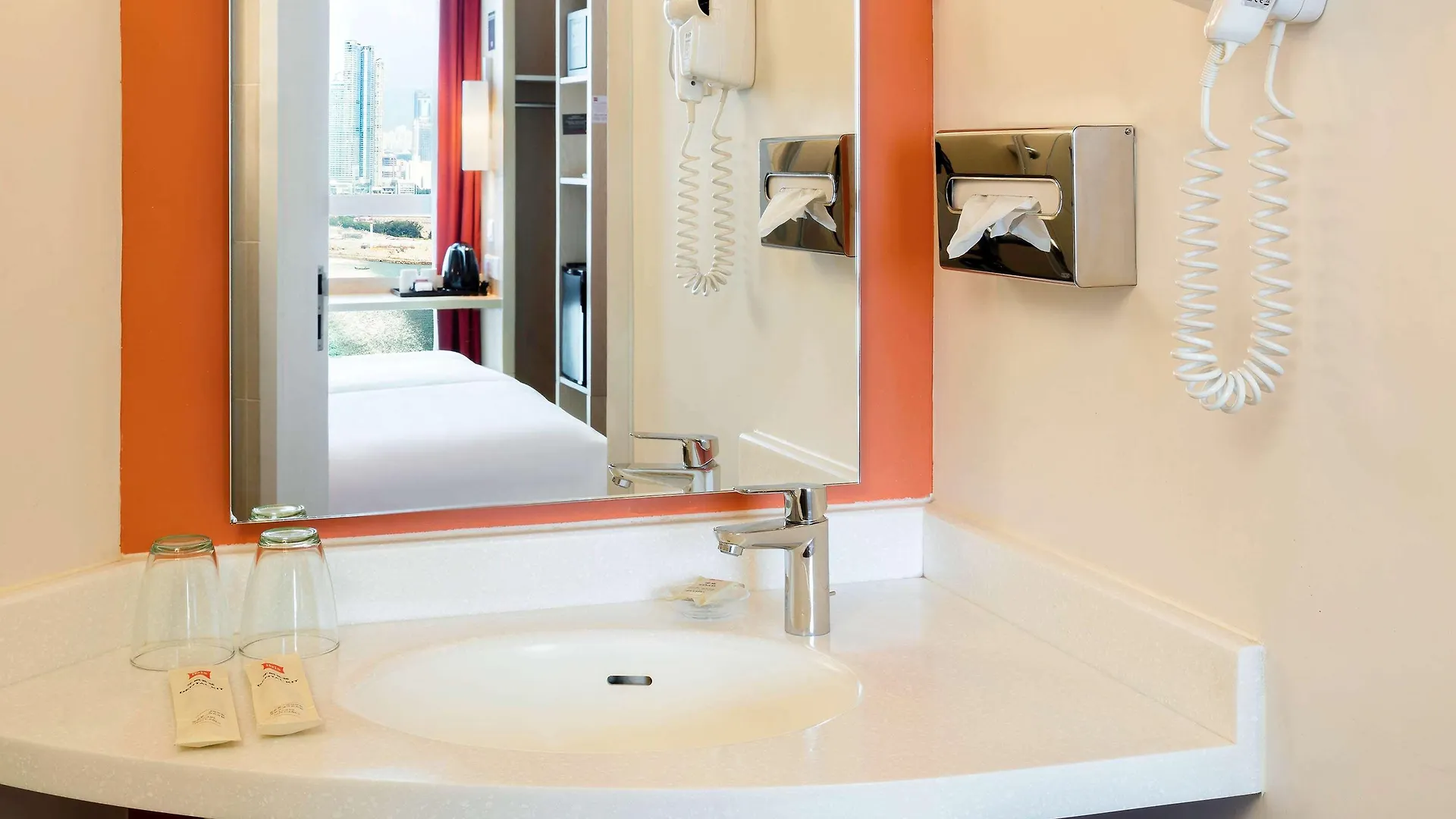 Hotel Ibis Hong Kong Central & Sheung Wan