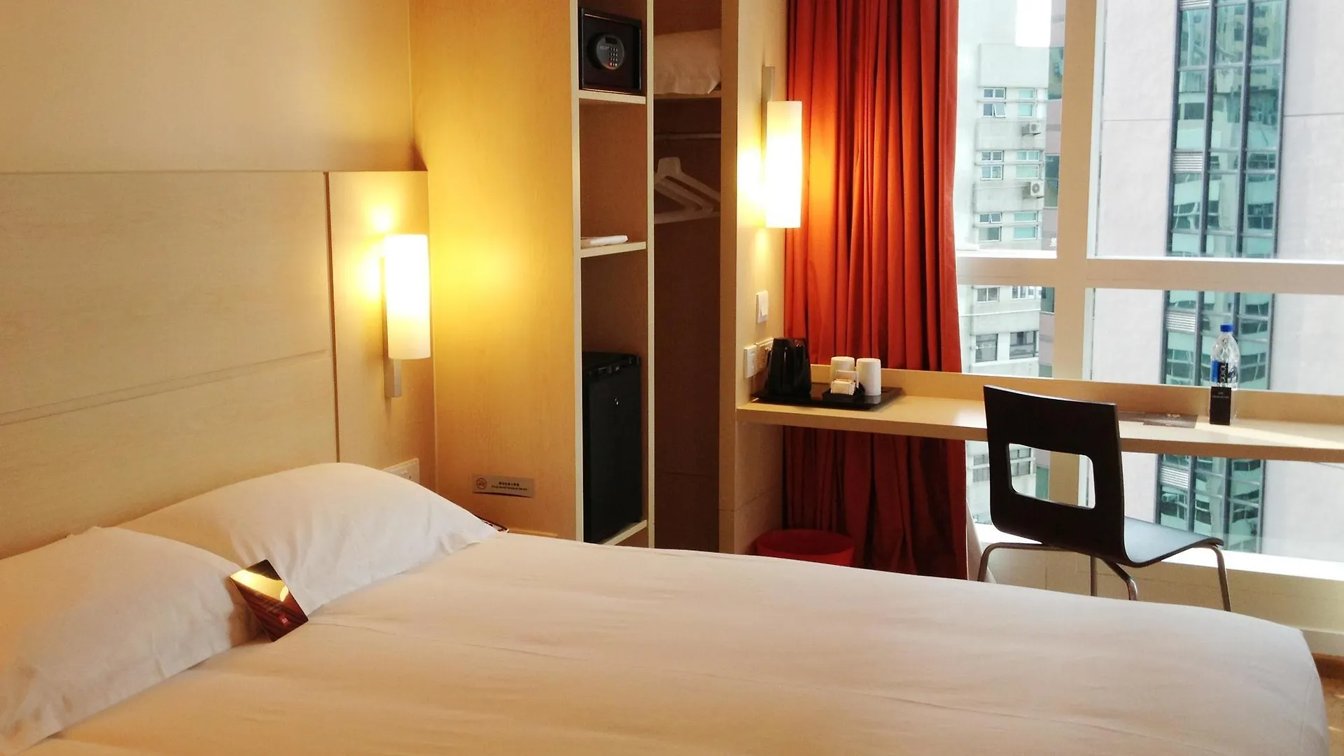 Ibis Hong Kong Central & Sheung Wan 3*,